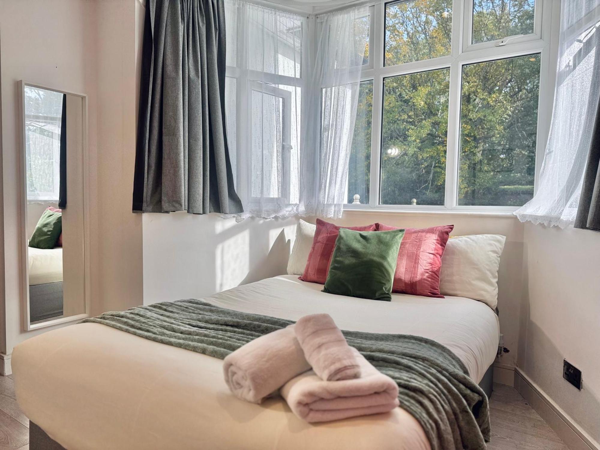 En-Suites With Free Parking 30Min To Central London Luaran gambar
